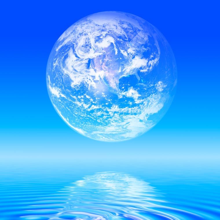 planete terre en reflet sur l'eau